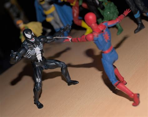 Knock-Off "Mafex" Venom No. 088 vs Mafex Homecoming Spider-Man No. 103 ...