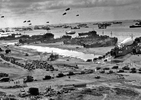 Massive deployment of US troops, supplies and equipment on Omaha beach ...