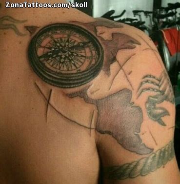 Tatuaje de Brújulas, Mapas, Hombro