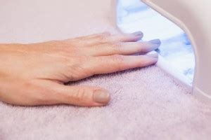 customer-drying-their-painted-nails.jpg | Lepotica.rs