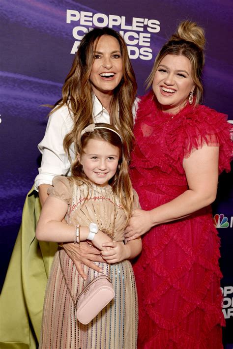 Kelly Clarkson and Daughter Attend People's Choice Awards