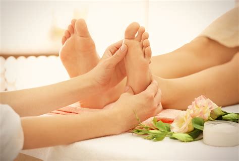 Health Benefits of Foot Massage and Reflexology - eMediHealth (2022)