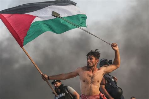 ‘Iconic’ image of Palestinian protester in Gaza goes viral | Conflict News | Al Jazeera