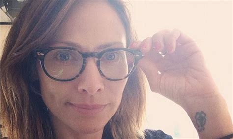 Natalie Imbruglia, 39, gets the hang of her new eyewear | Natalie imbruglia, Natalie, Eyewear