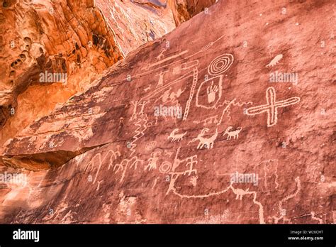 Valley of fire state park petroglyph hi-res stock photography and images - Alamy