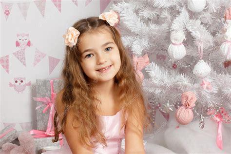 Retrato de la niña que sonríe niña con abeto | Foto Premium