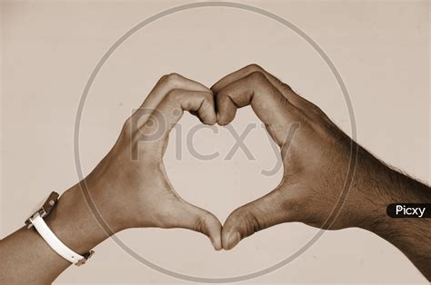 Image of Couple hands with heart symbol-UE696014-Picxy