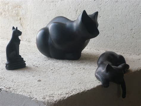 Trois chats noirs | sur fond blanc | Manoir de la Boirie | Flickr