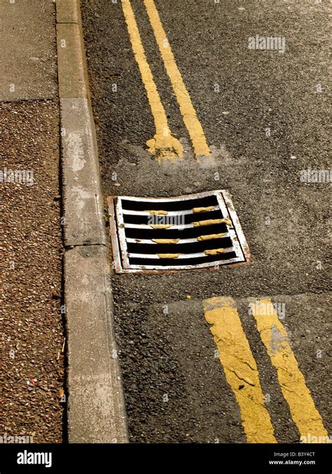 Road markings uk Stock Photo - Alamy