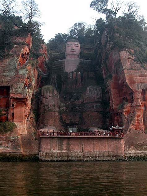 600-Year-Old Buddha Statue Temporarily Emerges from the Waters, Reminding Locals of a Forgotten ...