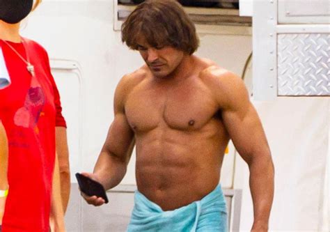 Zac Efron Shows Off Muscles as Pro Wrestler Kevin Von Erich on Set of ...