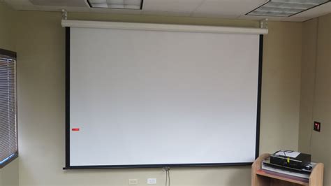 Large Retractable Projection Screen 90" x 70.5" - Oahu Auctions