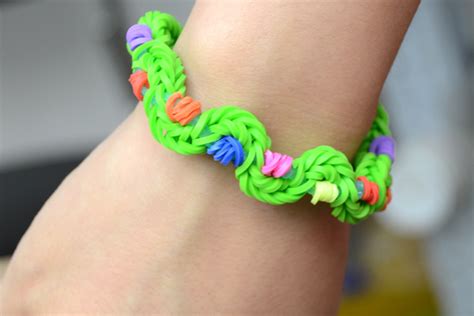 Twisty Rubber Band Bracelet | Fun Family Crafts