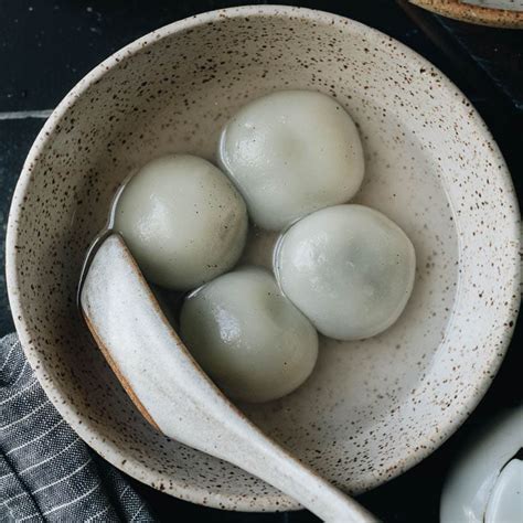 Black Sesame Sweet Rice Balls (黑芝麻汤圆, Tang Yuan) - Omnivore's Cookbook