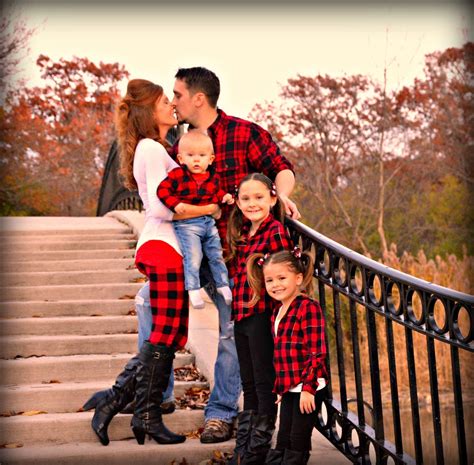 Family Christmas card photo shoot ideas black red plaid | Family ...