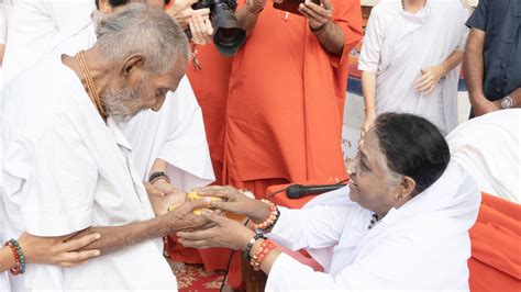 India’s oldest man: 127-year-old Swami Sivananda visits Amma - amritaworld.org