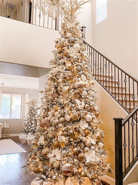 How to Decorate an Elegant White and Gold Christmas Tree Like A Pro | Gold christmas tree ...