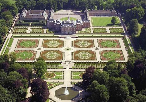 Paleis Het Loo, Apeldoorn, one of 5 royal palaces belonging to the Dutch royal family [1382x965 ...