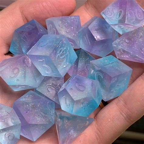 Resin Crafts, Resin Art, Diy Crafts, Cool Dnd Dice, Alfabeto Morse, Dragon Dies, Dungeons And ...