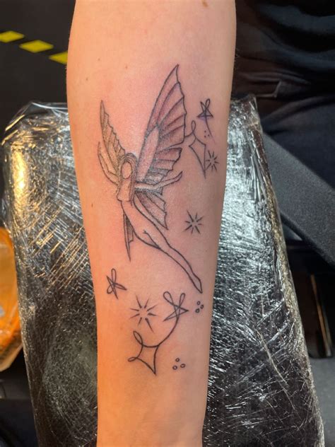 soft grunge fairy tattoo | Tattoo ideen klein, Kleine tattoo ideen, Tattoo ideen