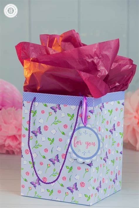 Craft a DIY Gift Bag (Free Printable)