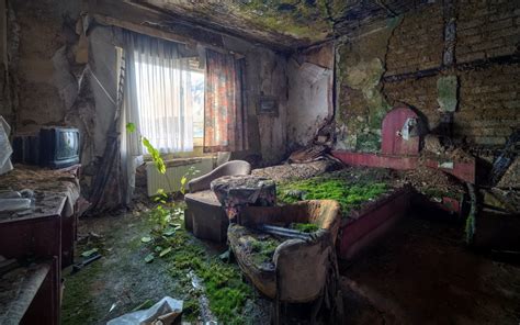 Abandoned Hotel Room : r/AbandonedPorn