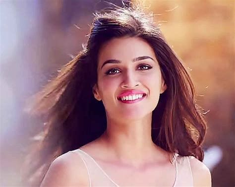 Kriti Sanon Biography – Height, Age, Movies, DOB, Sister, Weight ...