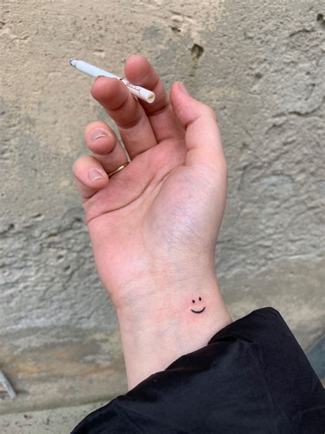 smiley face tattoo | Idee per tatuaggi, Posti per tatuaggi, Tatuaggi