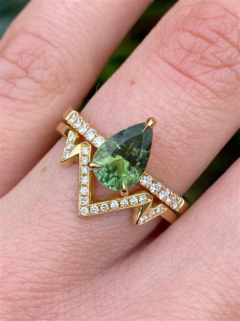 Green tourmaline ring in 18ct yellow gold - Baroque Bespoke Jewellery