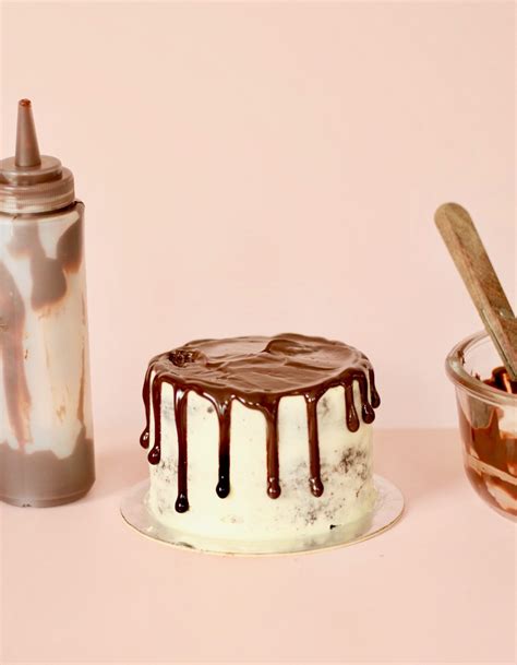 HOW TO MAKE CHOCOLATE DRIZZLE ON A CAKE - What Sarah Bakes