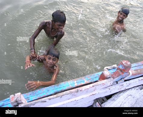 Indian Boys Swimming In The Ganges River Varanasi Banque d'image et photos - Alamy