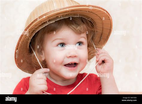 Emotion straw hat hi-res stock photography and images - Alamy