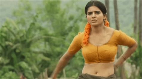 Samantha Hot Navel and Sexy Cleavage show in GIF image from Rangasthalam movie | CineHub