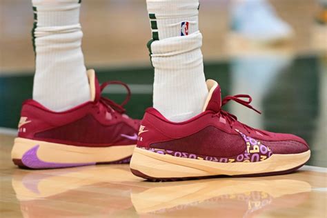 Giannis Antetokounmpo gifts teammates and staff with new shoes - Sports ...