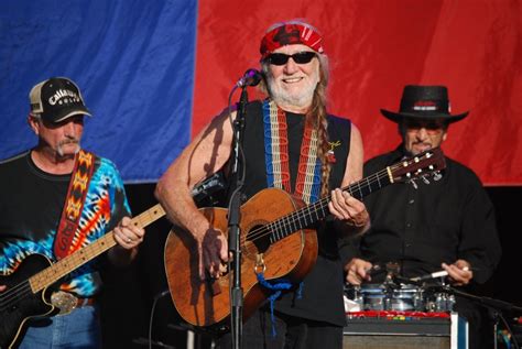 [VIDEO] Willie Nelson and Friends Streamed a Free Virtual Concert For ...