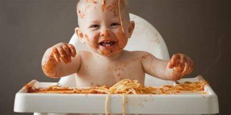 O que fazer quando seu bebê brinca com a comida - Sou Mamãe