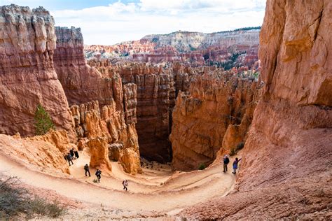 Switchbacks descending down into the Navajo Loop Trail in Bryce Canyon ...