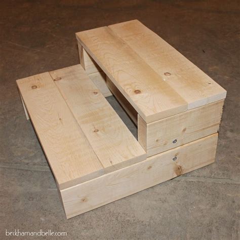 Der DIY 2 x 4 Holz-Tritthocker von Super Simple Kid | Step stool diy ...