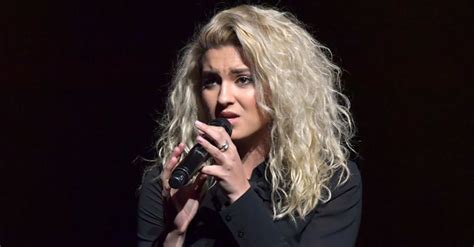 Tori Kelly Sings "Hallelujah" on Seth Meyers | POPSUGAR Entertainment