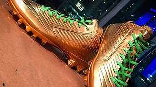 Marshawn Lynch 24K Gold Football Cleats worth $1000 | Flickr