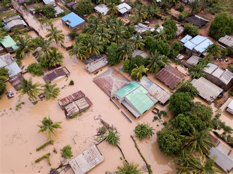 Bomb Cyclone Cutting Power and Causing Widespread Damage - Breaking Weather