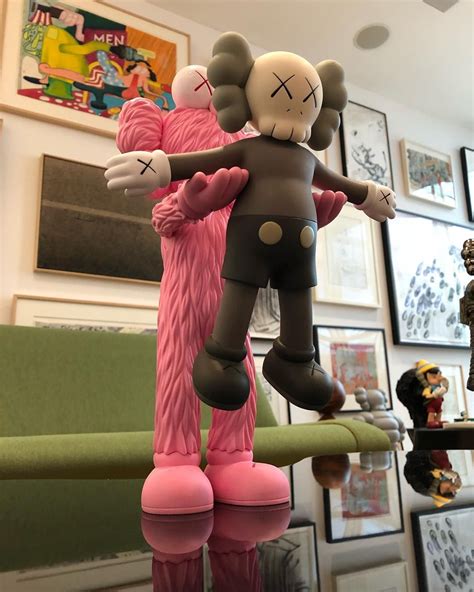 Kaws street art | Street art, Art, Pop art