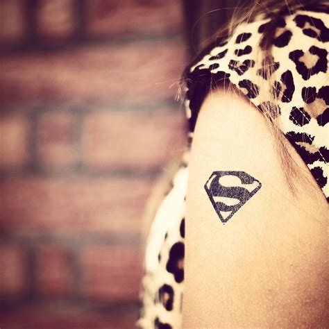 Superman LOGO Temporary Tattoo Sticker (Set of 2) Superman And Superwoman, Geometric Tattoo ...