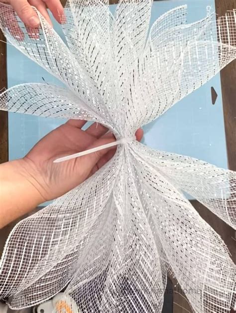 How to Make a Deco Mesh Christmas Angel Craft | Christmas mesh wreaths, Holiday wreaths diy ...
