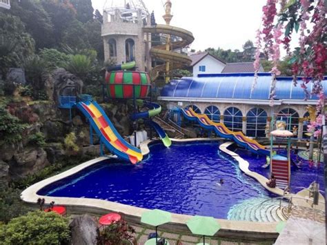 Rekomendasi 5 Penginapan di Bandung Dengan Fasilitas Kolam Renang Ala Waterpark