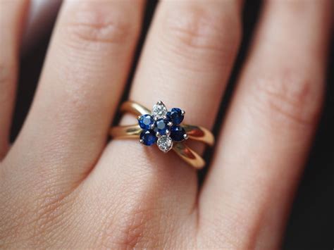 Sapphire and Diamond Flower Halo Crossover Retro Ring in 14 Karat Yellow Gold For Sale at 1stDibs