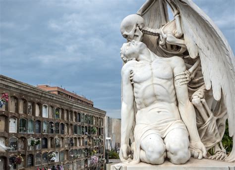 Poblenou Cemetery's Breathtaking 'Kiss of Death' Sculpture