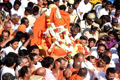 Followers of Shivakumara Swamiji throng Siddaganga Mutt