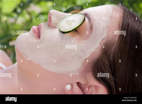 Cucumber slices on a woman's eyes Stock Photo - Alamy