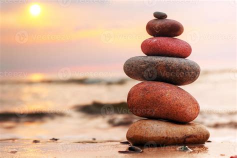 Stones pyramid on sand symbolizing zen, harmony, balance 7841354 Stock ...